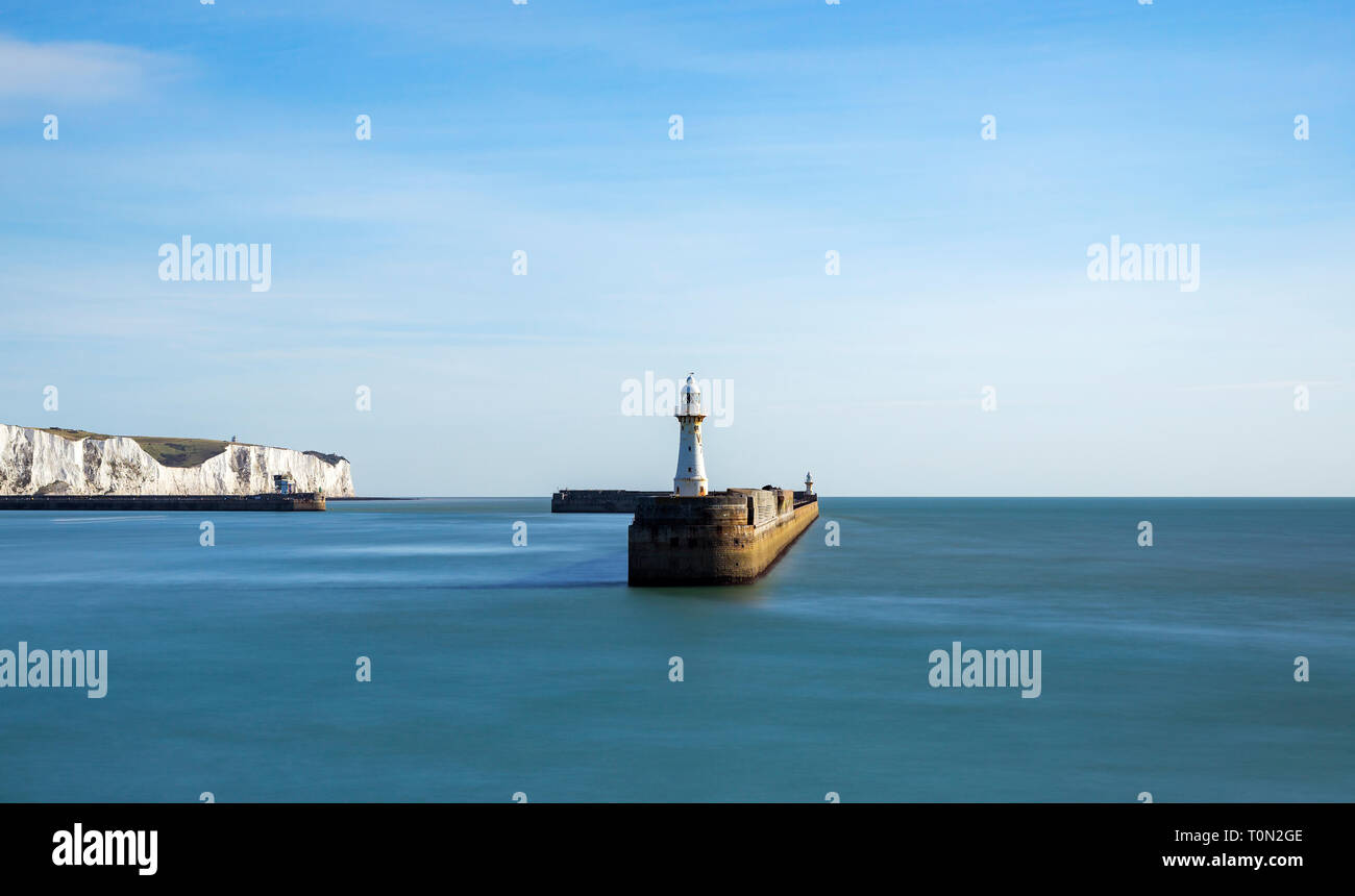 Una vista del sud del molo del porto di Dover; con le famose Scogliere Bianche in background. Foto Stock