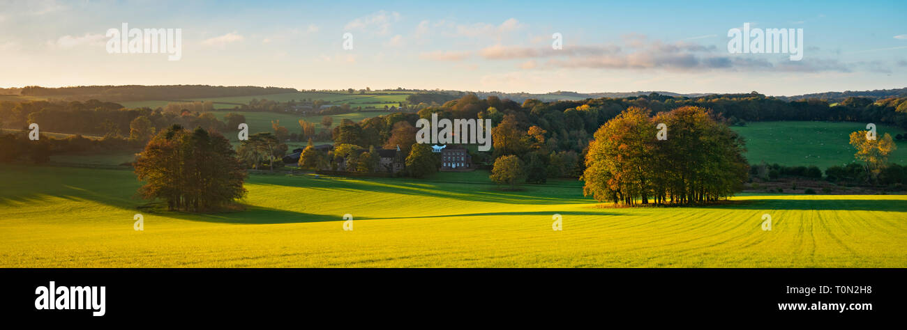 Una panoramica di una maestosa Kent Downs scena guardando verso Swarling manor vicino Chartham. Foto Stock