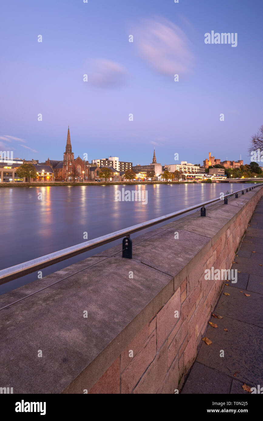 Un Inverness vista; guardando lungo il fiume Ness verso Inverness Castle di notte. Foto Stock