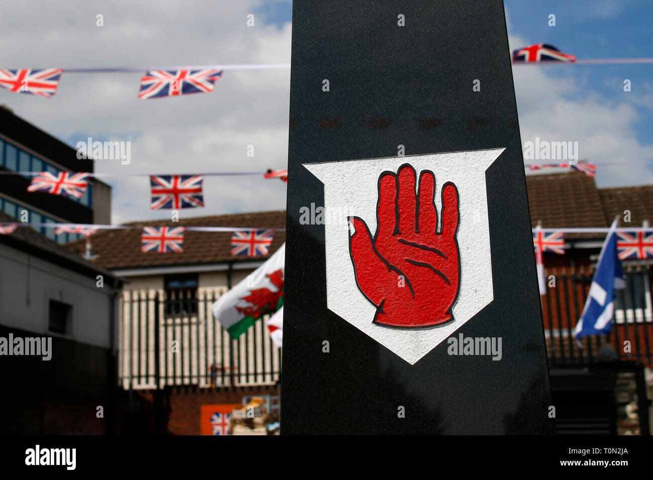 Wandbild/ murale mit dem cervi Logo 'UDA - Ulster Defence Association", das an den Buegerkrieg erinnert, im protestantischen Teil Belfasts, in der Naehe Foto Stock