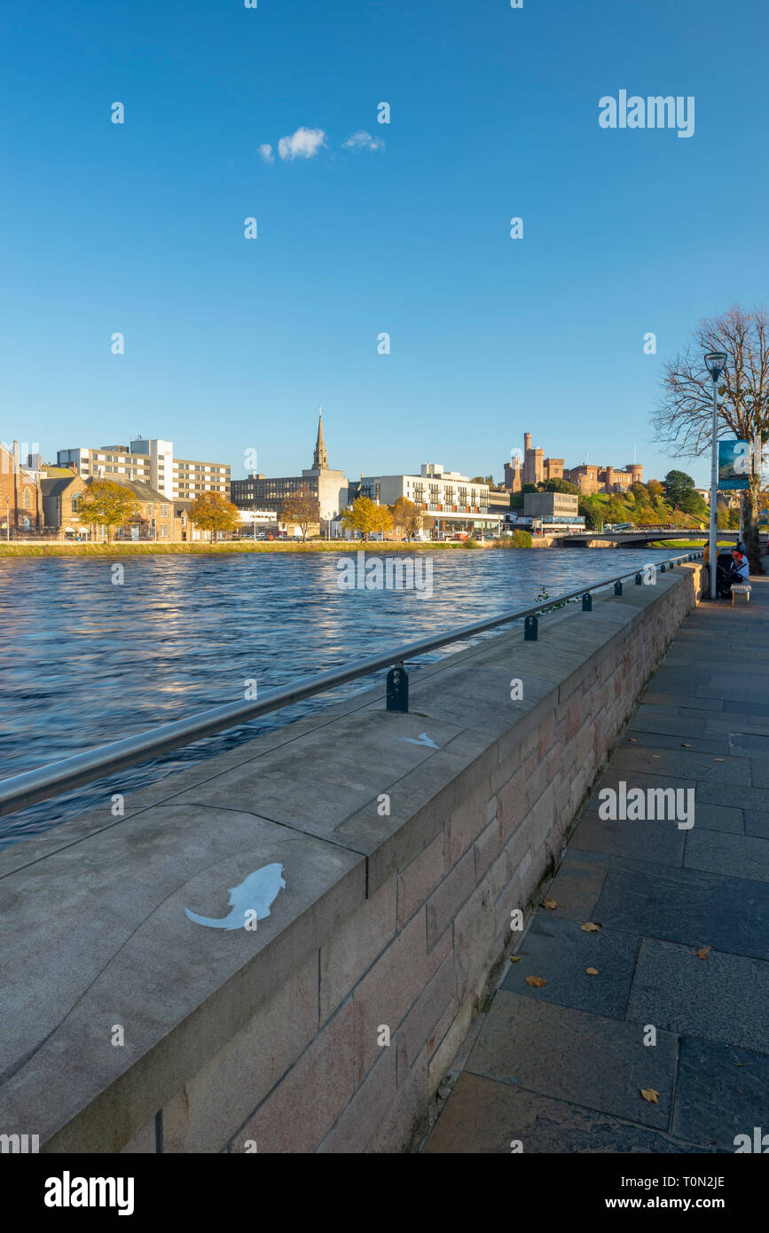 Un Inverness vista; guardando lungo il fiume Ness verso Inverness Castle in autunno. Foto Stock