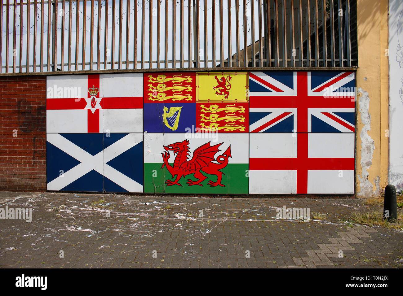 Royalistische Fahnen - Wandbild/ murale, das an den Buergerkrieg erinnert , im protestantischen Teil Belfasts, Shankill Road, Belfast, Nordirland (nur Foto Stock