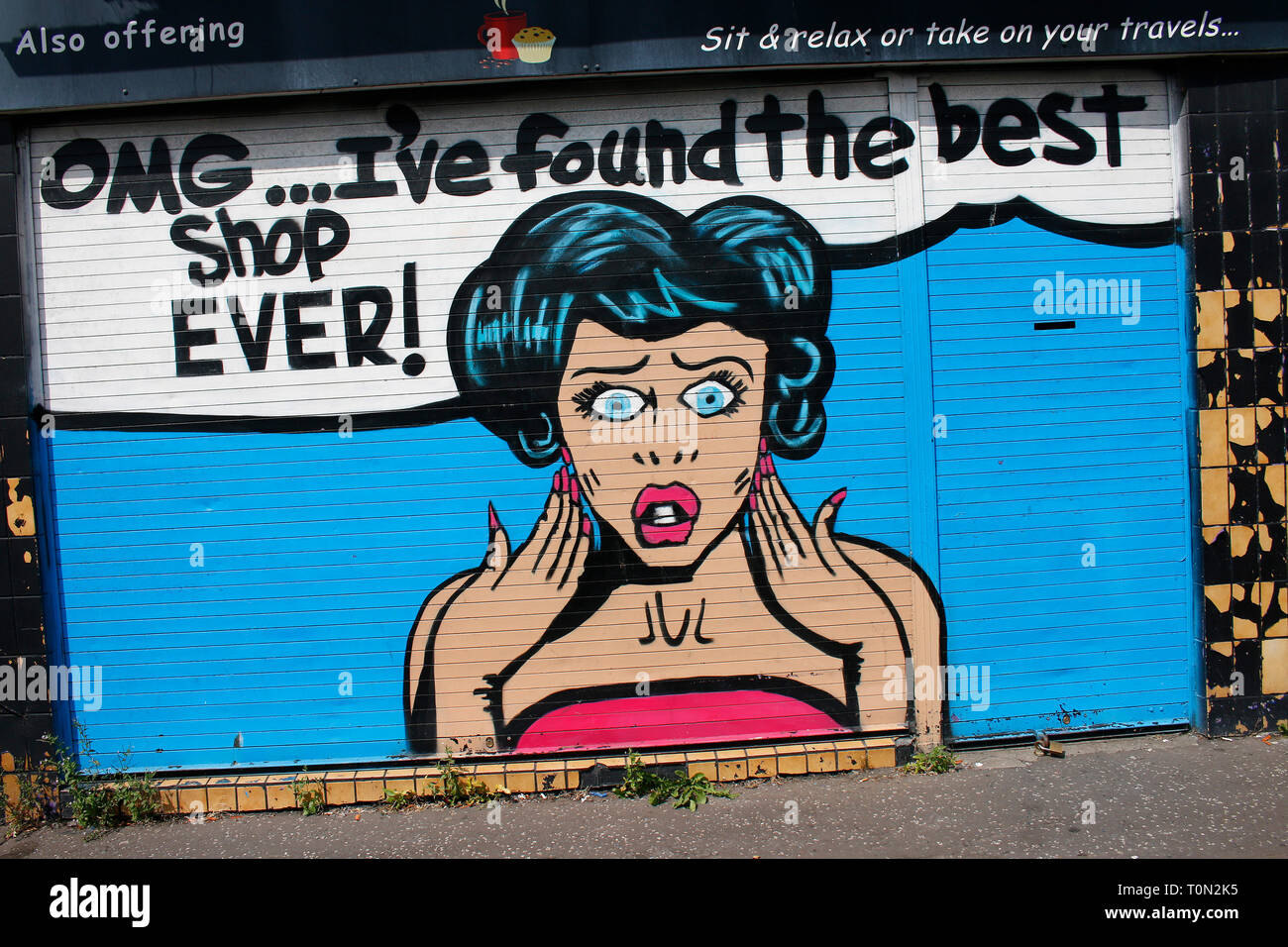 'OMG, ho trovato il negozio migliore mai' - Graffity un Laden, Shankill Road, Belfast, Nordirland (nur fuer redaktionelle Verwendung. Keine Werbung. Ref Foto Stock