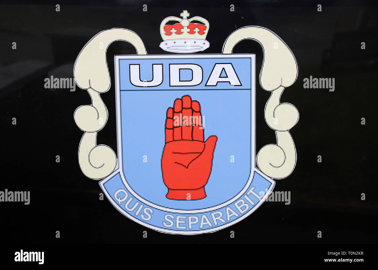 Wandbild/ murale, das an den Buegerkrieg erinnert und die Miliz 'UDA - Ulster Defence Association' ehrt, im protestantischen Teil Belfasts, in der Naeh Foto Stock
