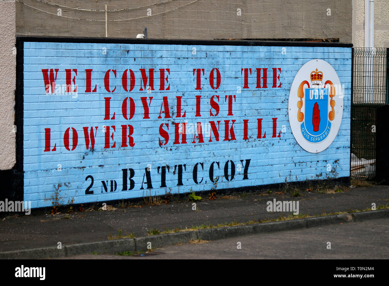 "Ulster' - Wandbild/ murale, das an den Buergerkrieg erinnert, im protestantischen Teil Belfasts, in der Naehe der Shankill Road, Belfast, Nordirland Foto Stock