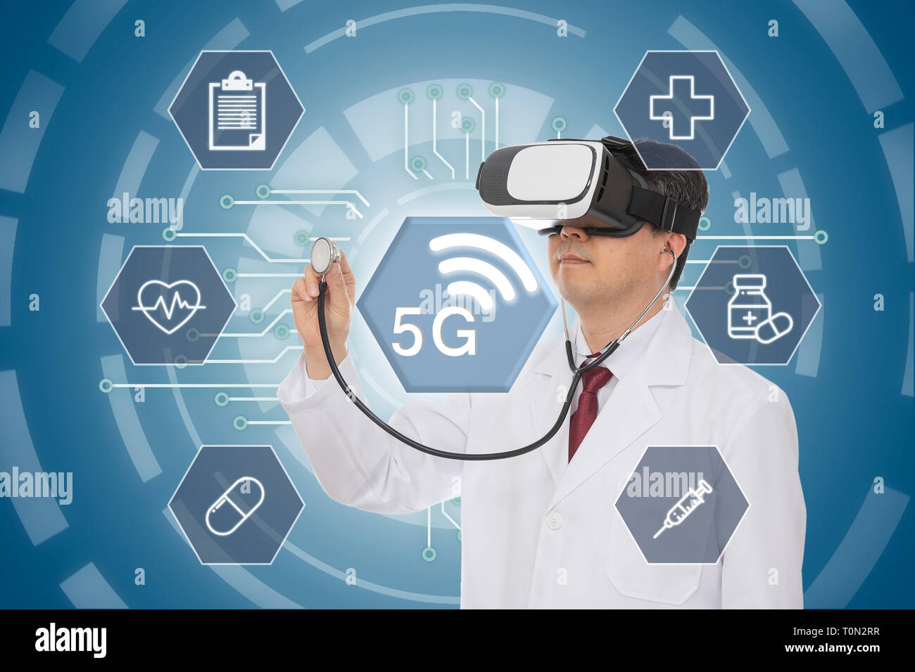 Medico di sesso maschile di indossare occhiali per realtà virtuale. 5G concetto medico. Computer Grafica. Foto Stock