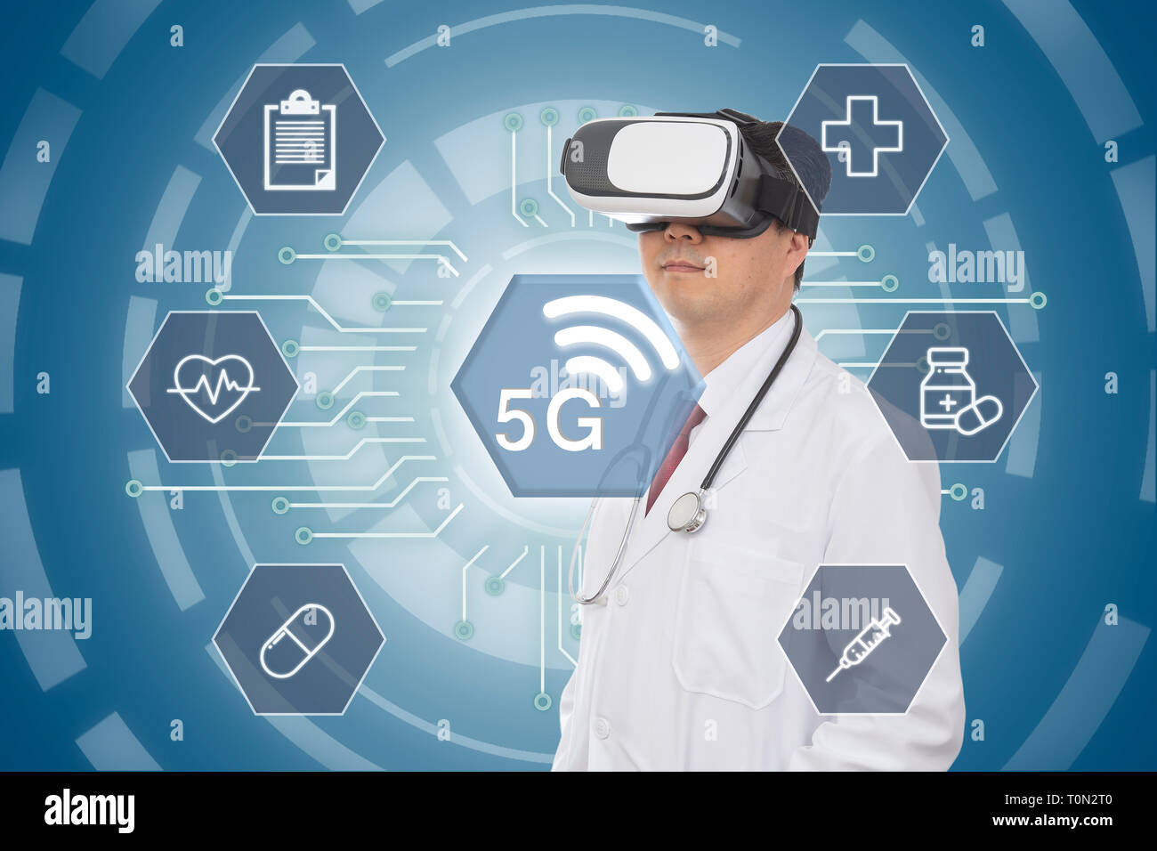 Medico di sesso maschile di indossare occhiali per realtà virtuale. 5G concetto medico. Computer Grafica. Foto Stock