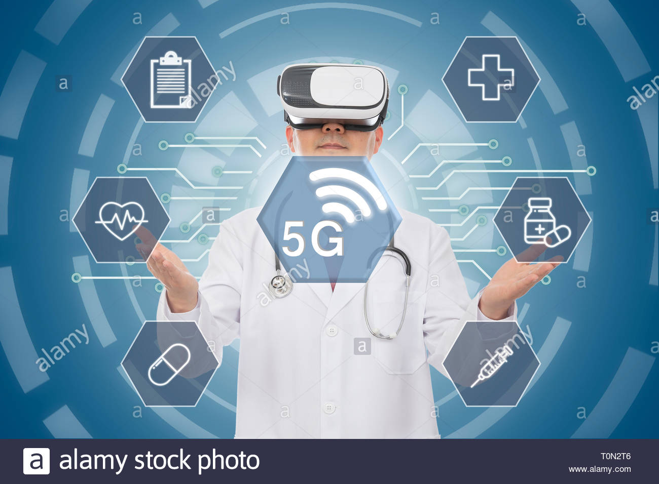 Medico di sesso maschile di indossare occhiali per realtà virtuale. 5G concetto medico. Computer Grafica. Foto Stock