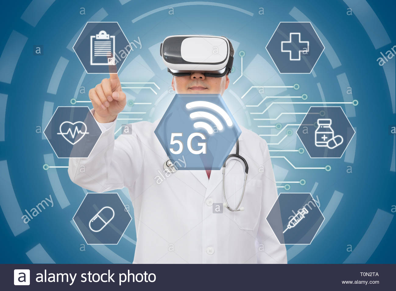 Medico di sesso maschile di indossare occhiali per realtà virtuale. 5G concetto medico. Computer Grafica. Foto Stock