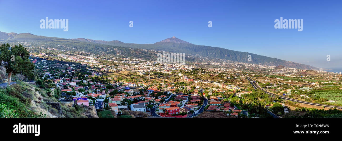 Vista La Orotava dal Mirador La Resbala verso il monte Teide, Tenerife, Isole Canarie Foto Stock