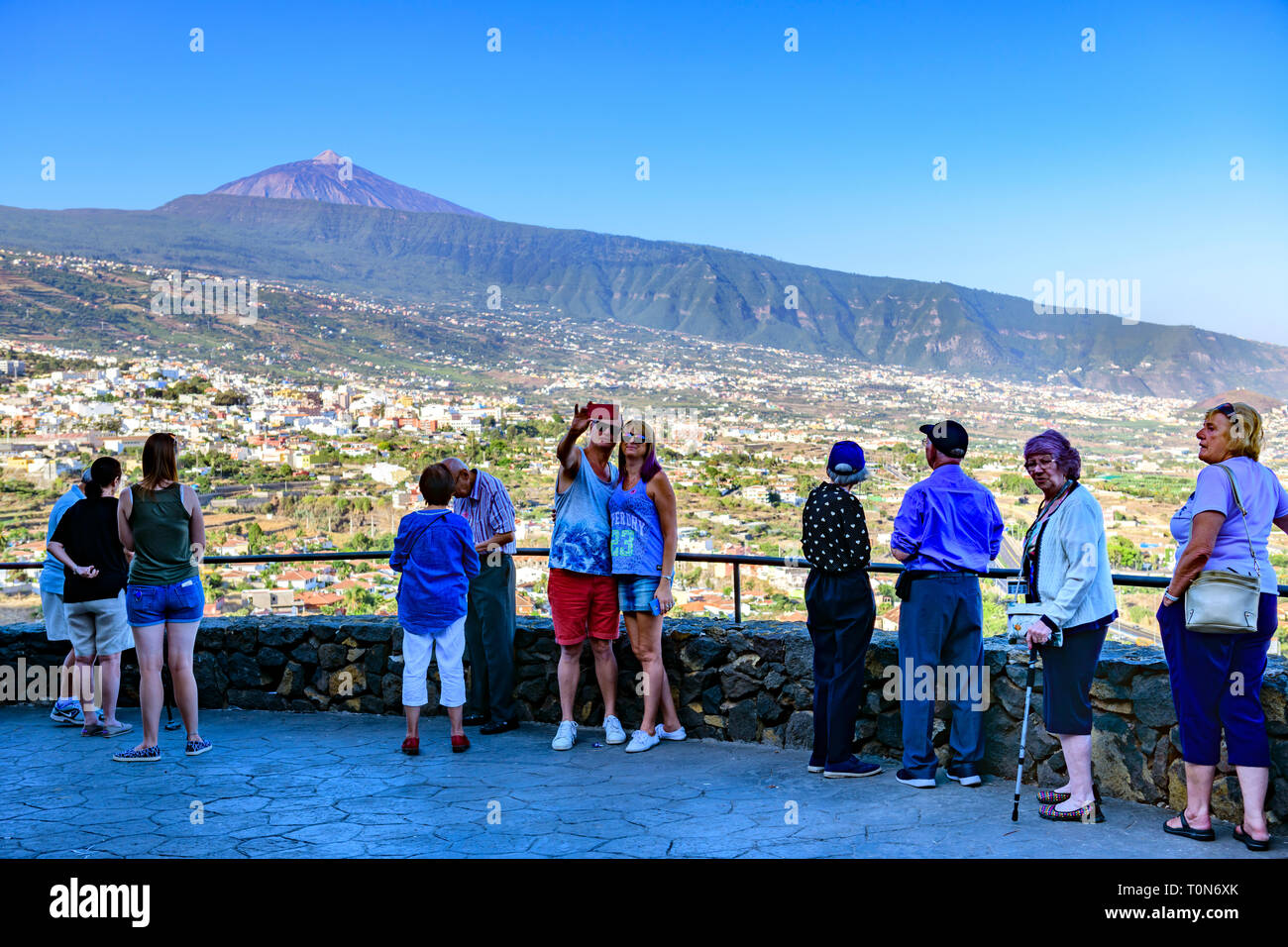 I turisti tenendo in vista di La Orotava dal Mirador La Resbala verso il monte Teide, Tenerife, Isole Canarie Foto Stock