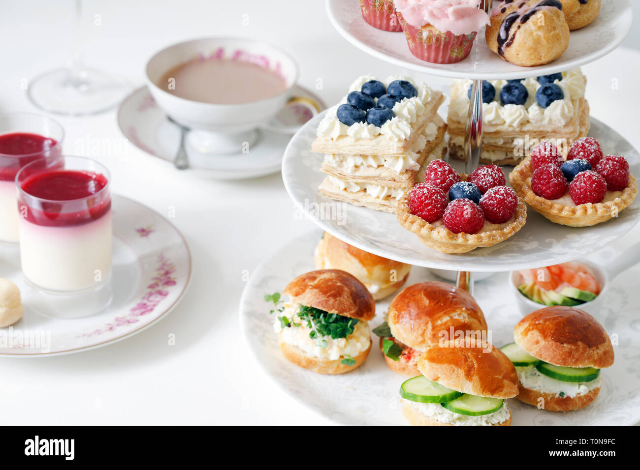 Il tè del pomeriggio con mini brioche crostini e selezione di dolci Foto Stock