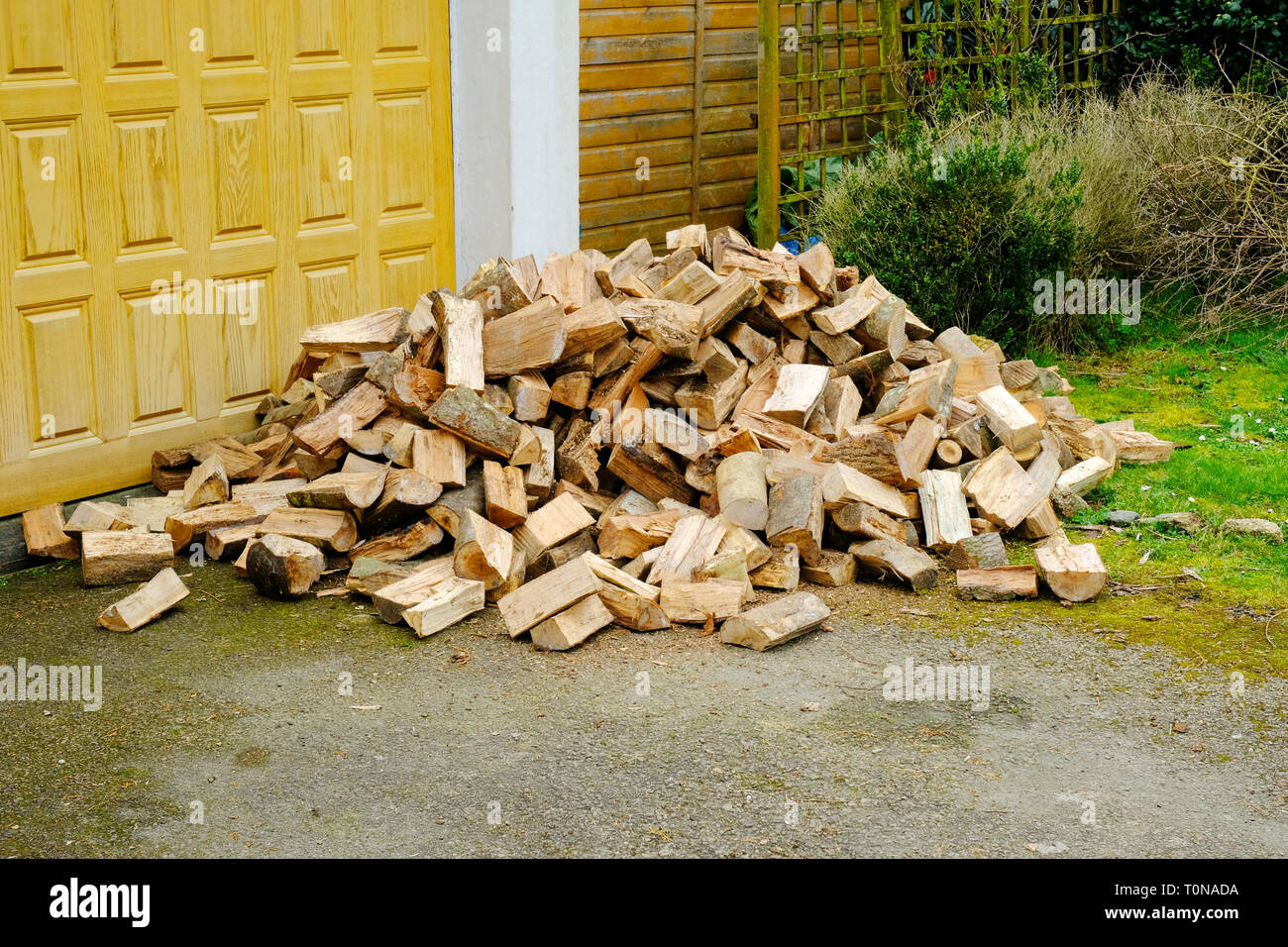 Una fornitura di legna da ardere a sinistra su un drive interno - Giovanni Gollop Foto Stock