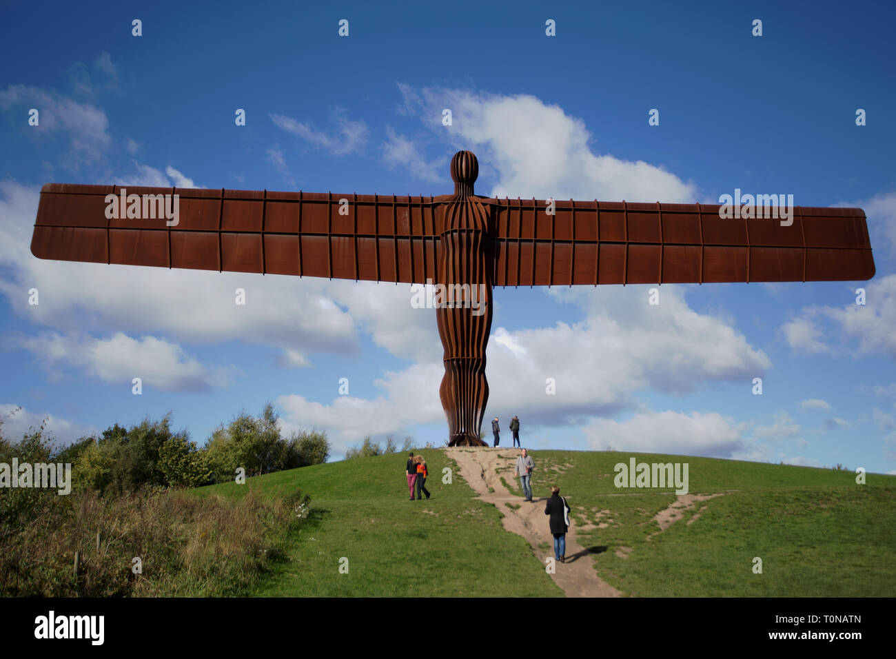 L Angelo del Nord: a 20 metri di altezza scultpture in acciaio di un angelo disegnato da Antony Gormley a Lamesley vicino a Gateshead Tyne and Wear. Foto Stock