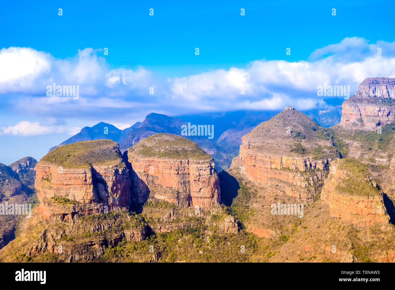 Il pittoresco Fiume Blyde canyon e tre rondavels nel percorso Panarama a Mpumalanga in Sudafrica Foto Stock