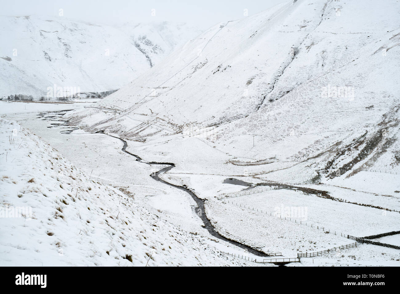 Carron acqua lungo il Pass Dalveen coperto di neve nella Lowther Hills, Dumfries and Galloway, Scottish Borders, Scozia Foto Stock