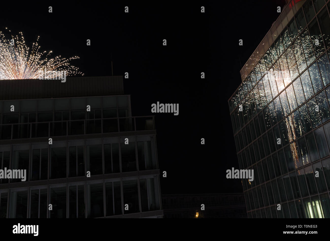 In Feuerwerkspiegelung Hochhaus Foto Stock