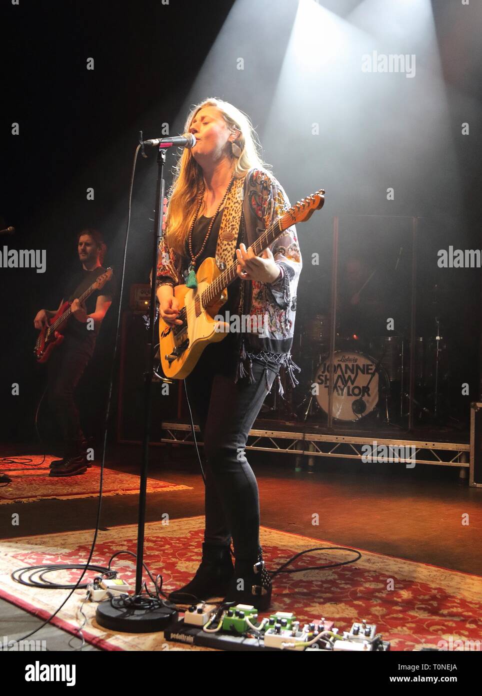 Top British Blues chitarrista Joanne Shaw Taylor visto eseguire durante il suo cuore avventato tour a O2 Shepherd's Bush Empire. Foto Stock