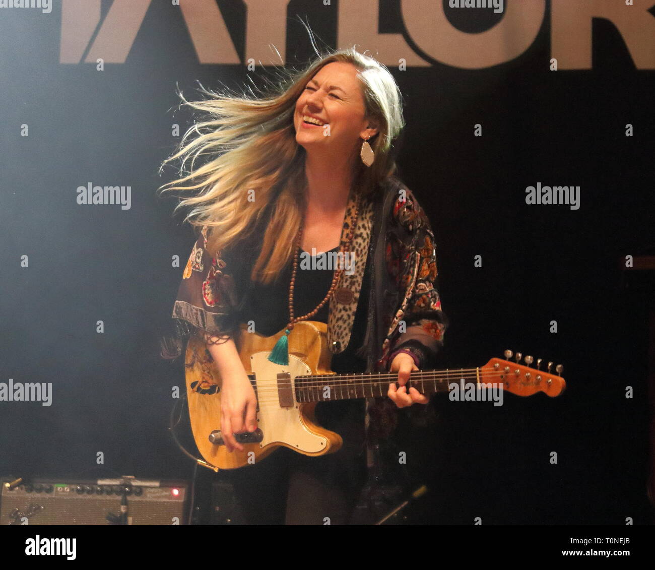 Top British Blues chitarrista Joanne Shaw Taylor visto eseguire durante il suo cuore avventato tour a O2 Shepherd's Bush Empire. Foto Stock