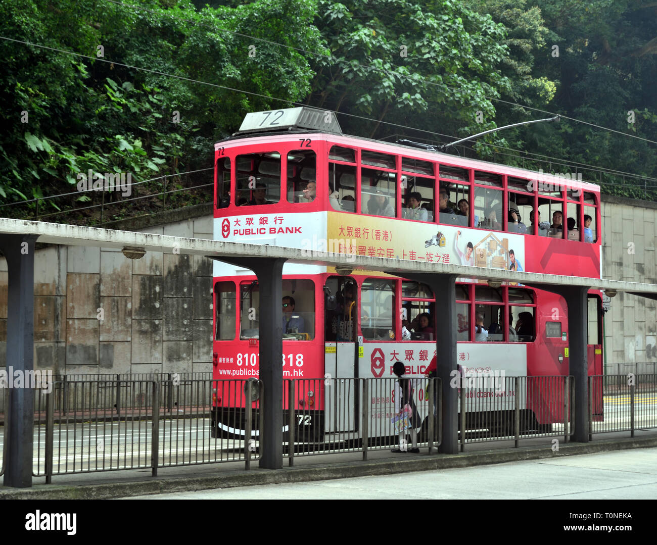 Fermata del tram in King's Road, Quarry Bay, Hong Kong Foto Stock