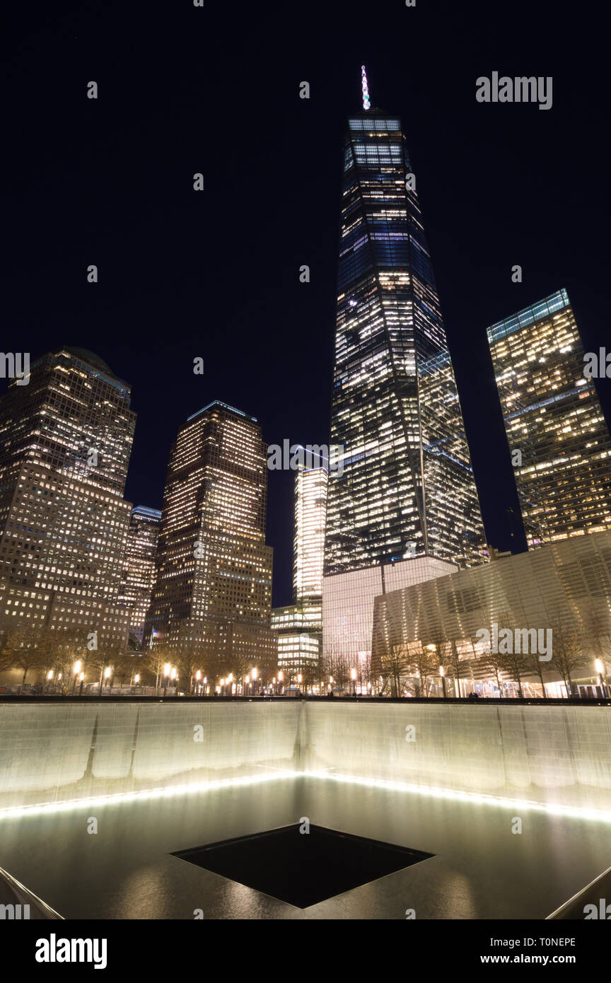 World Trade Center One WTC visto dal South Pool del memoriale del 9/11 di notte, New York City, New York Foto Stock