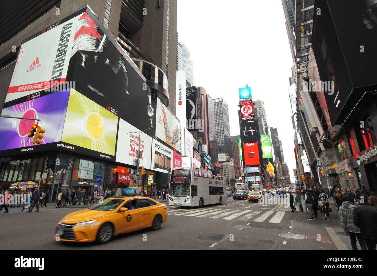 Times Square da West 45th Street, New York New York Foto Stock