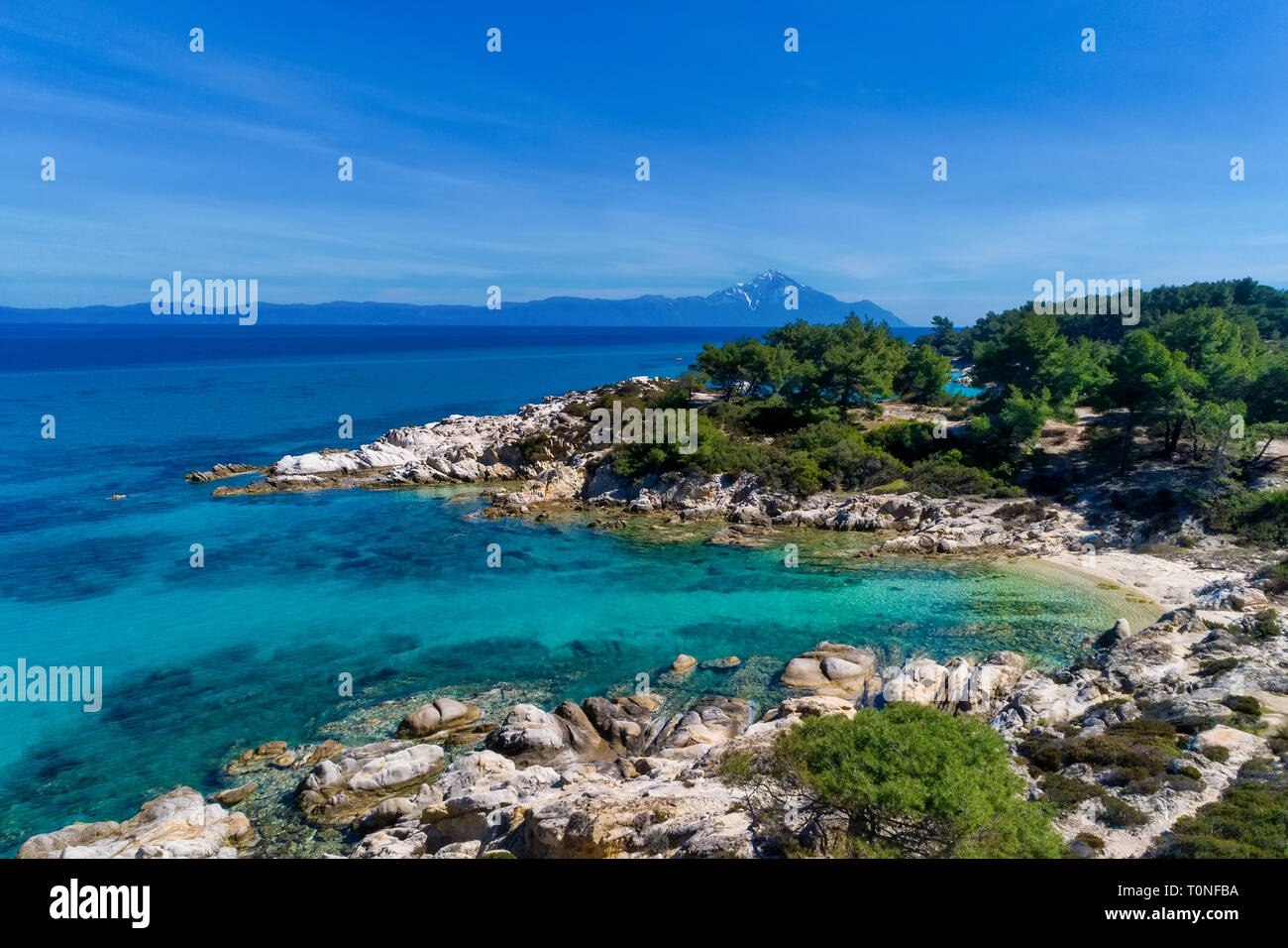 Kavourotrypes o arancione è un piccolo paradiso di piccole spiagge situate tra Armenistis e Platanitsi in Sithonia, Calcidica, Grecia Foto Stock