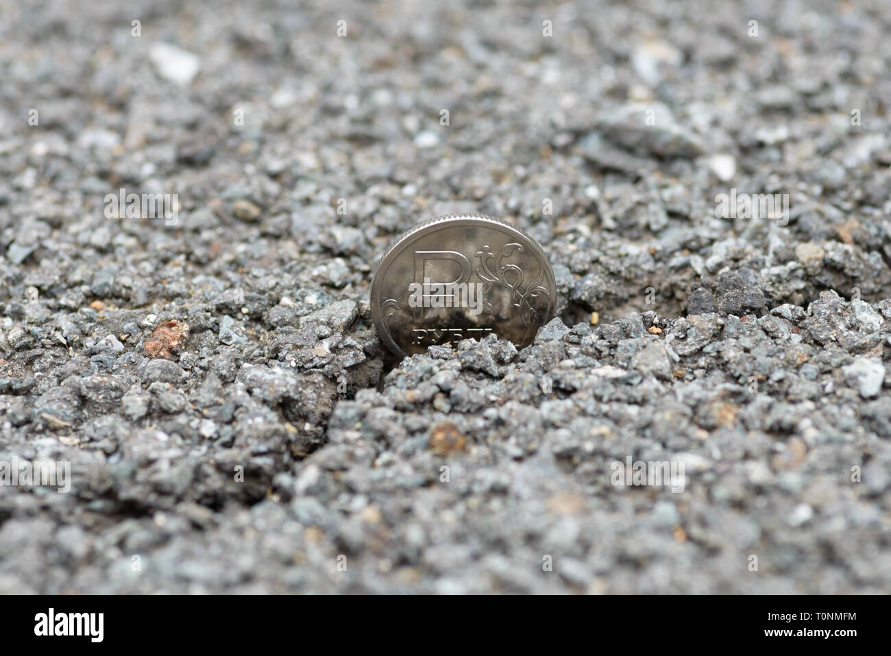 Il rublo in una crepa sul terreno - La crisi finanziaria del concetto. Foto Stock