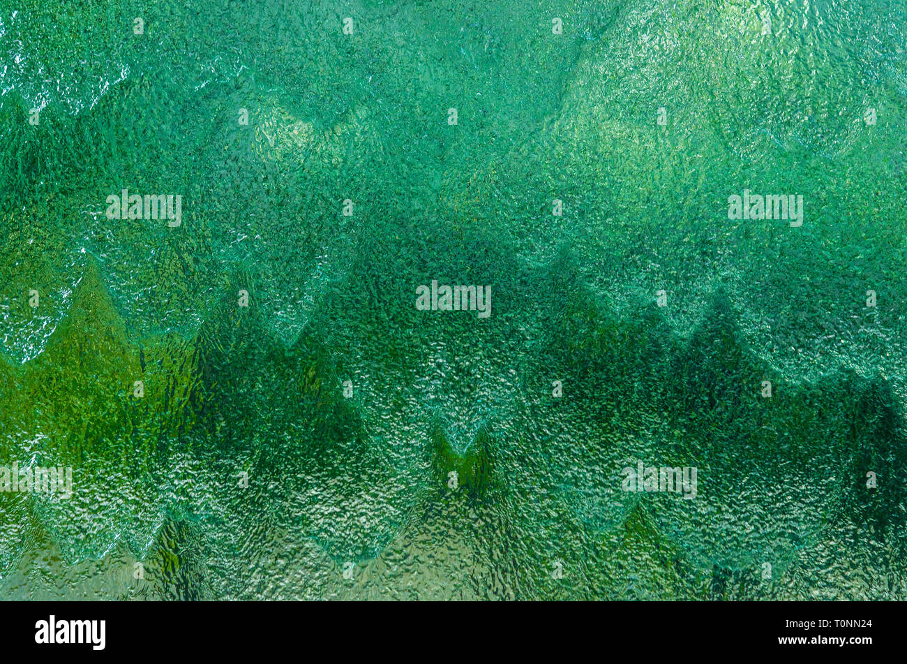 Parete della caduta di acqua sul verde giada e sfondo di smeraldo Foto Stock