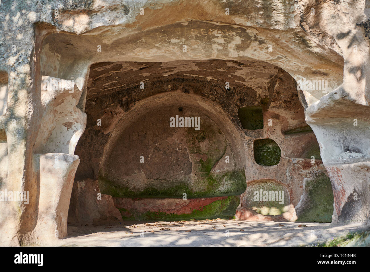 Close up della Frigia rock tombe scavate nella roccia facce proteggendo la cittadella di Midas . A partire dal VIII secolo a.c. . Midas City, Yazilikaya, Eskisehir Foto Stock