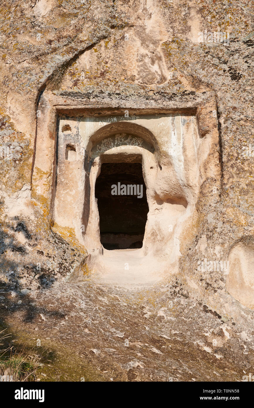 Close up della Frigia rock tombe scavate nella roccia facce proteggendo la cittadella di Midas . A partire dal VIII secolo a.c. . Midas City, Yazilikaya, Eskisehir Foto Stock
