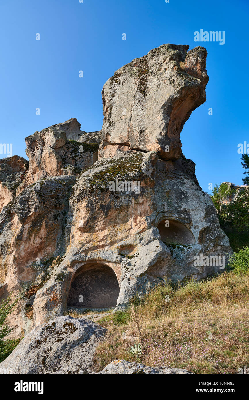 Frigia tombe scavate nella formazioni di roccia proteggendo la cittadella di Midas . A partire dal VIII secolo a.c. . Midas City, Yazilikaya, Eskisehir, Turchia. E Foto Stock