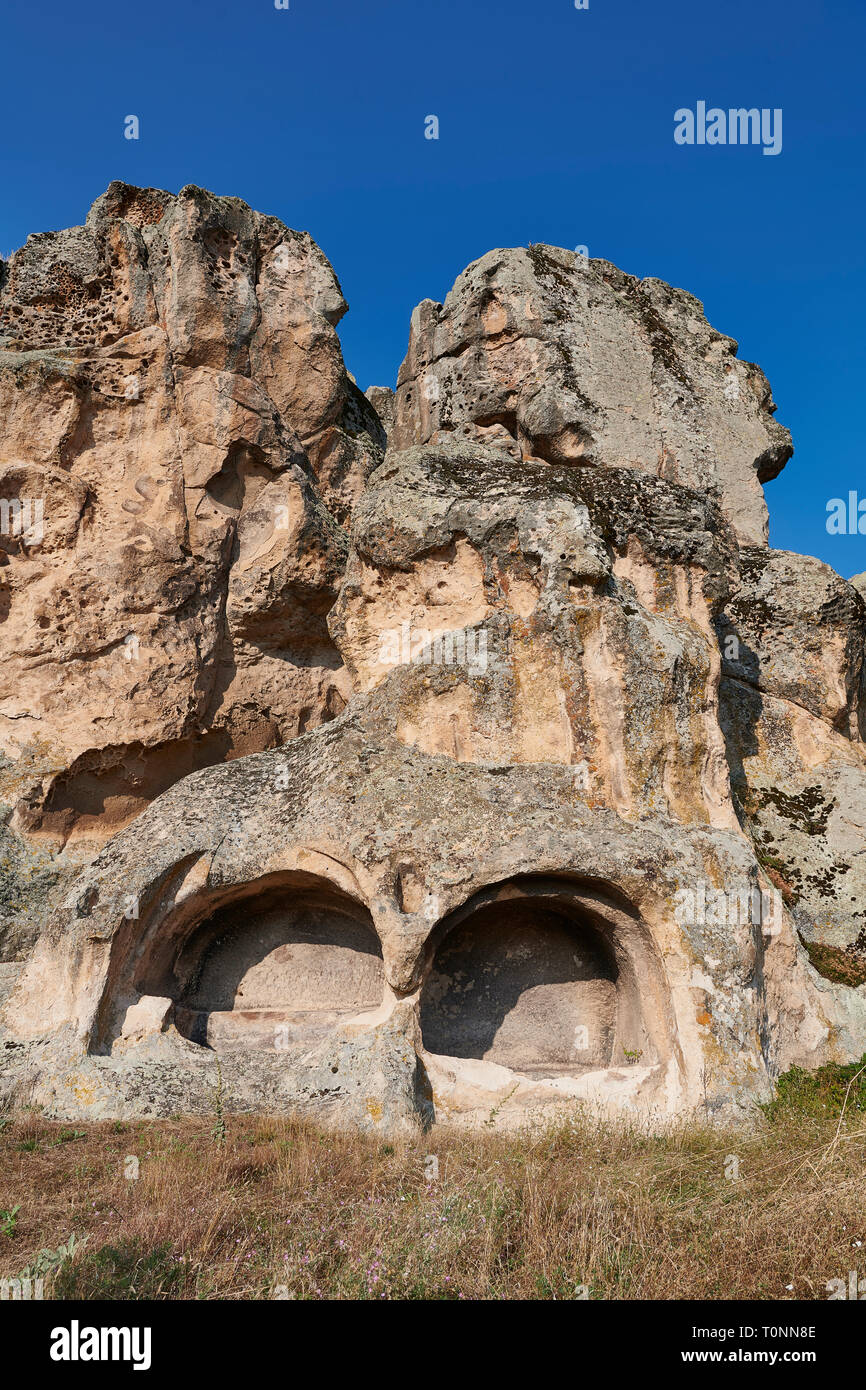 Frigia e successivamente rock tombe scavate nella roccia facce proteggendo la cittadella di Midas . A partire dal VIII secolo a.c. . Midas City, Yazilikaya, Eskisehir, Foto Stock
