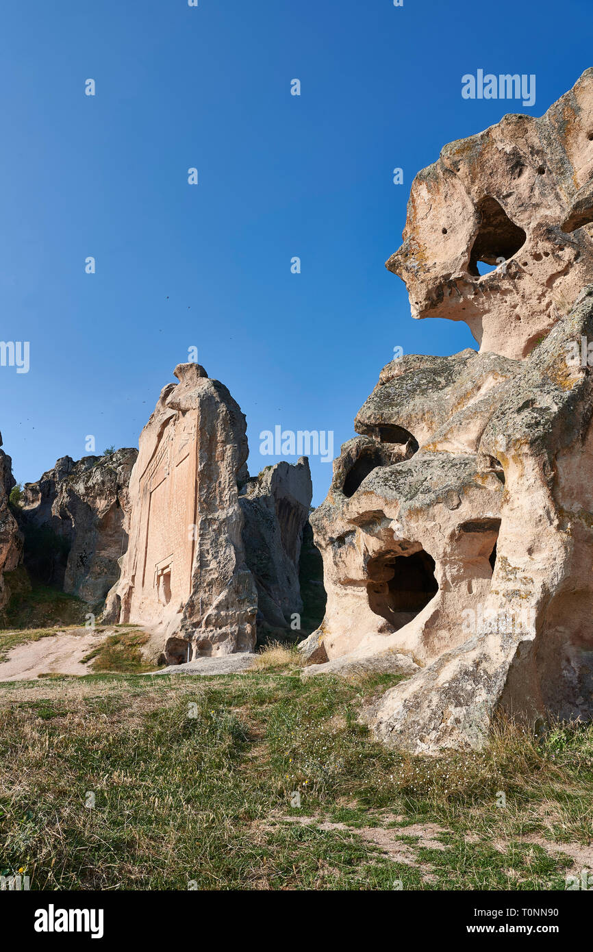 Frigia e successivamente rock tombe scavate nella roccia facce proteggendo la cittadella di Midas . A partire dal VIII secolo a.c. . Midas City, Yazilikaya, Eskisehir, Foto Stock