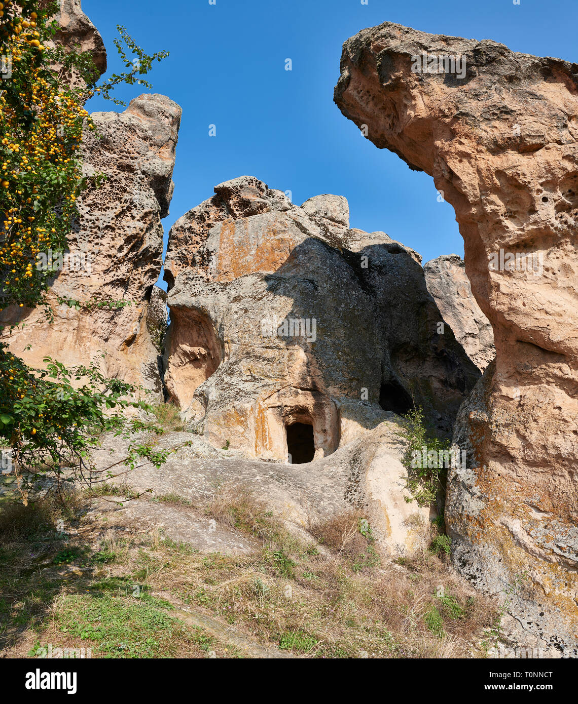 Frigia tombe scavate nella formazioni di roccia proteggendo la cittadella di Midas . A partire dal VIII secolo a.c. . Midas City, Yazilikaya, Eskisehir, Turchia. Il Foto Stock