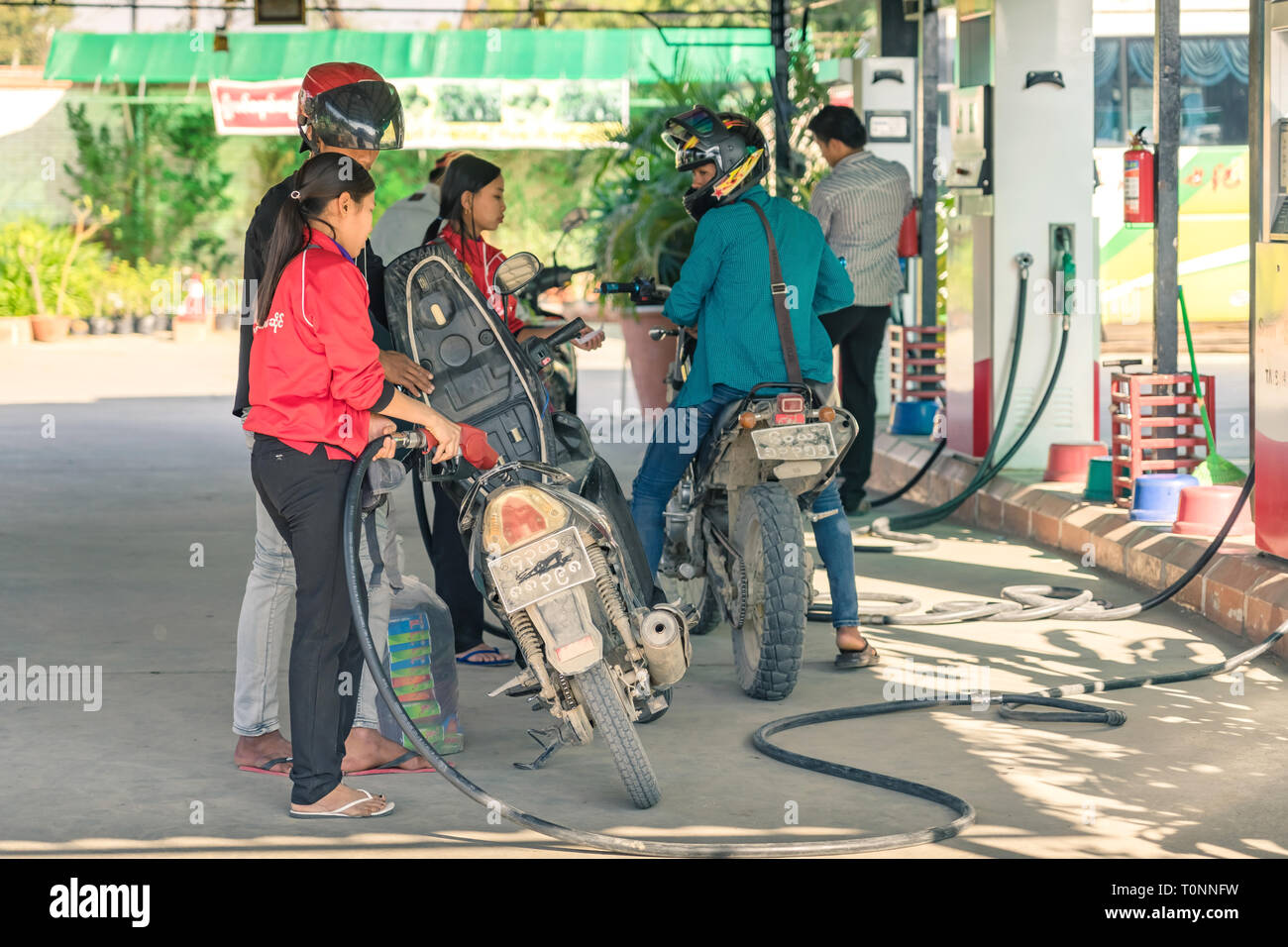 BAGAN-Myanmar, Gennaio 21, 2019 : popoli non identificato su motocicli in attesa in linea per fare rifornimento alla stazione di gas su gennaio 21,2019 a Bagan, Myanmar. Foto Stock