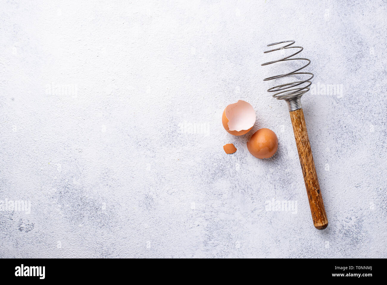 Vintage frusta in legno e uova Foto Stock