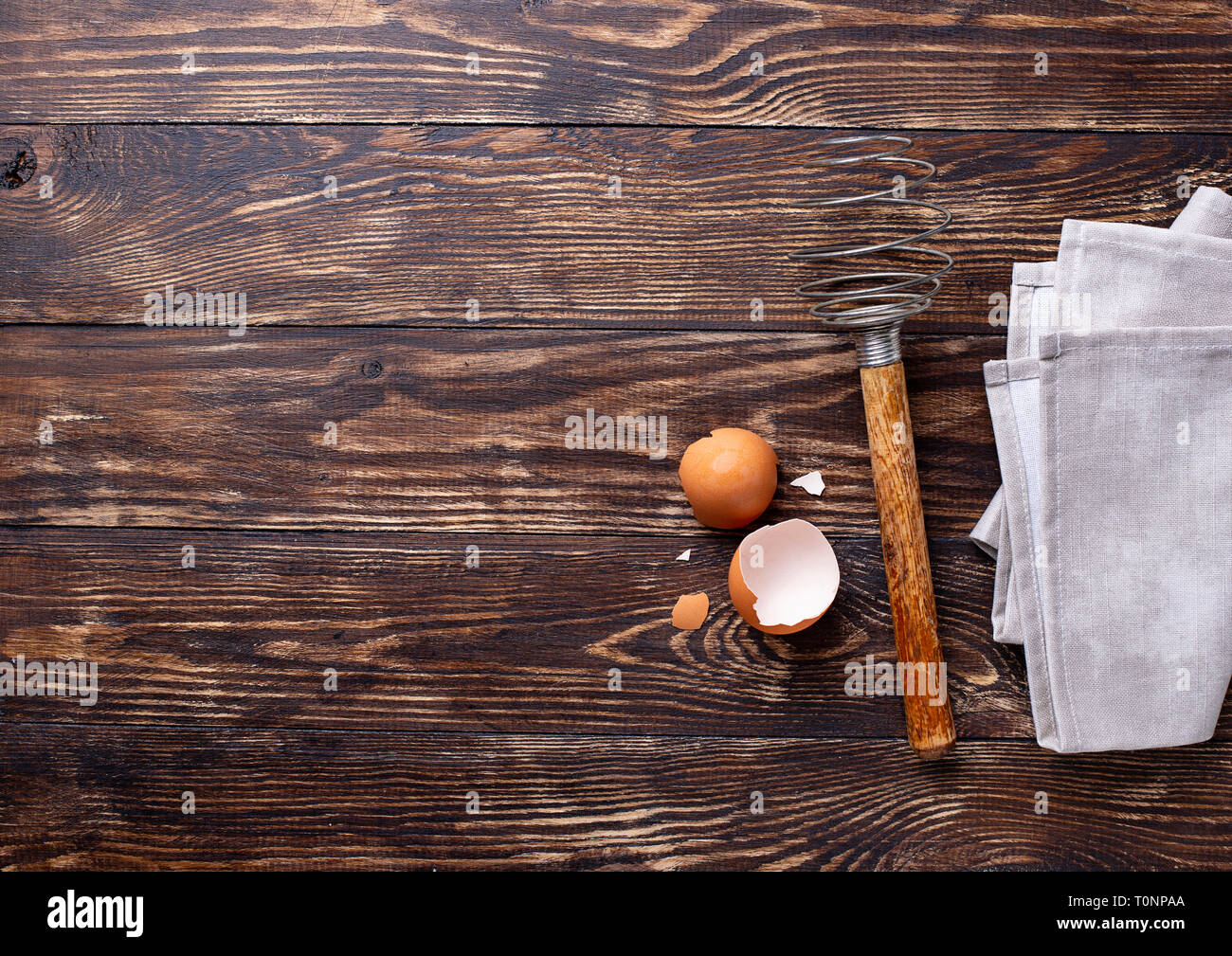 Vintage frusta in legno e uova Foto Stock
