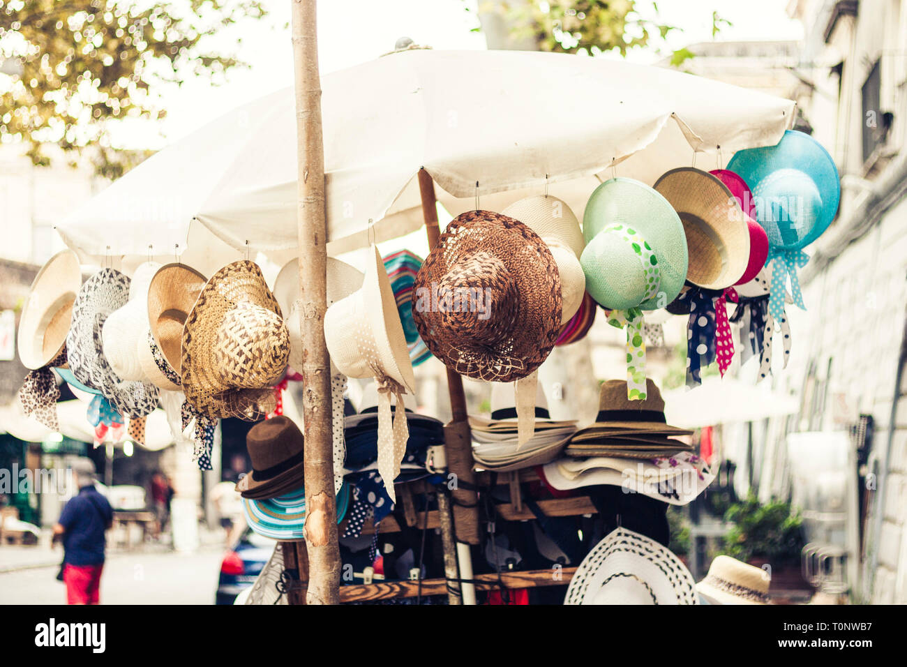 Cappelli per la vendita in un box per lo shopping nella via di Catania,  Sicilia, Italia Foto stock - Alamy