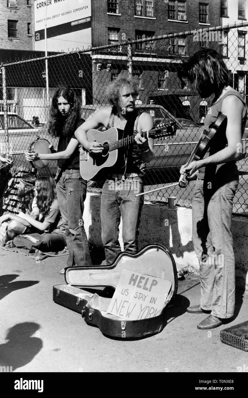 America new york, gruppo di hippies sulla sesta Avenue, 1970 Foto Stock