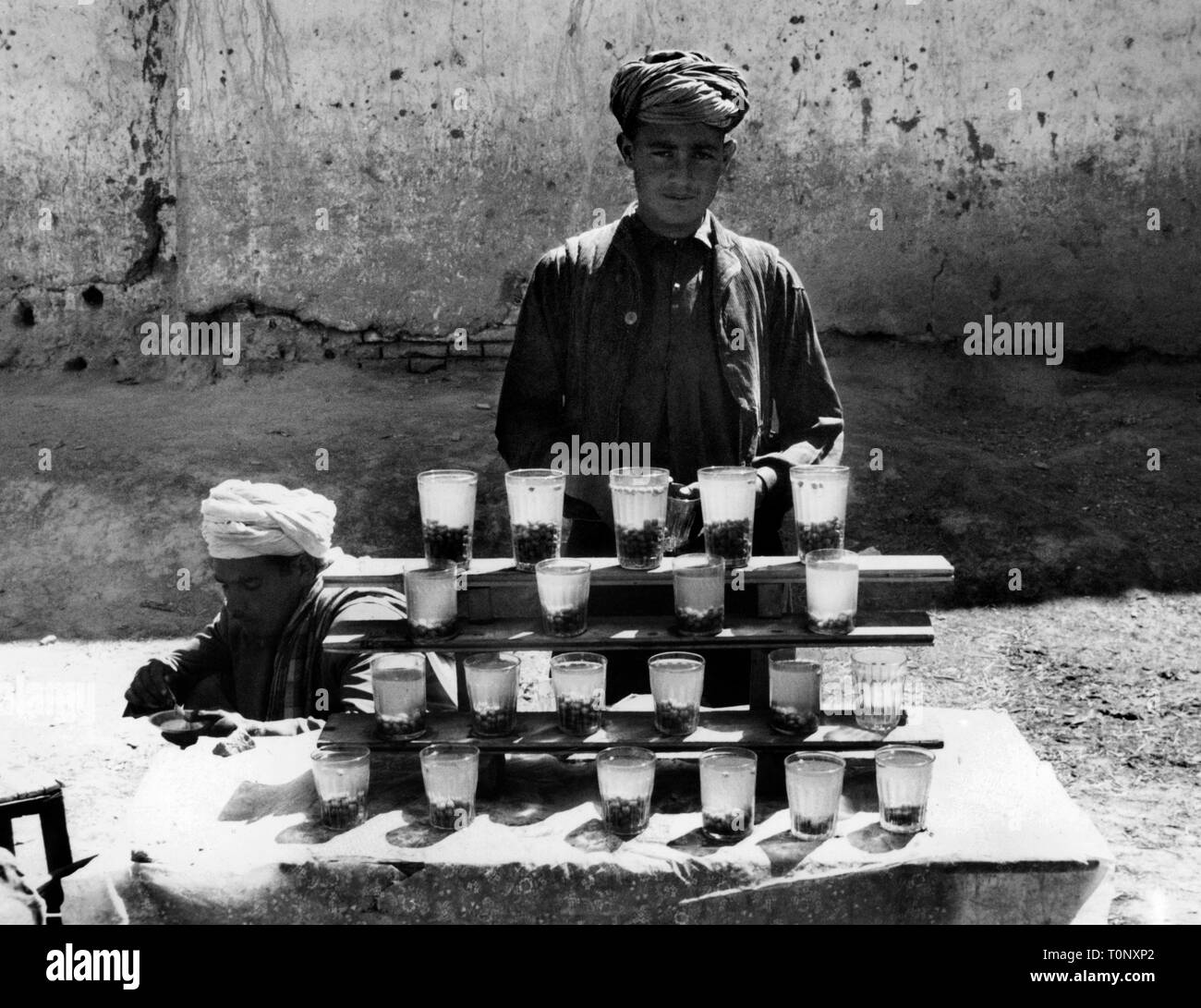 Venditore ambulante di uvetta e acqua zuccherata a Kabul, 1960 Foto Stock