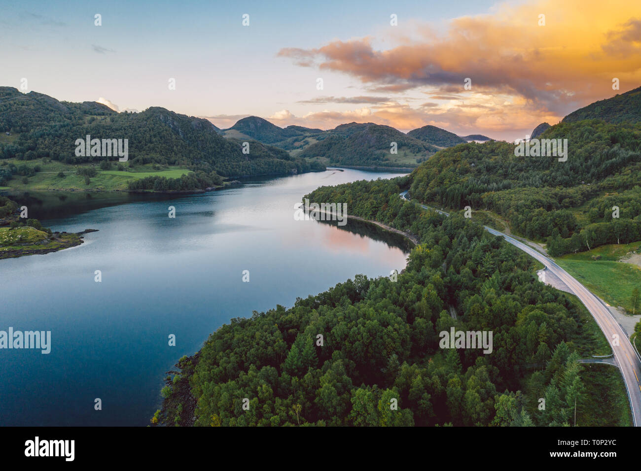 Un lago in Norvegia con bellissima alba in background Foto Stock