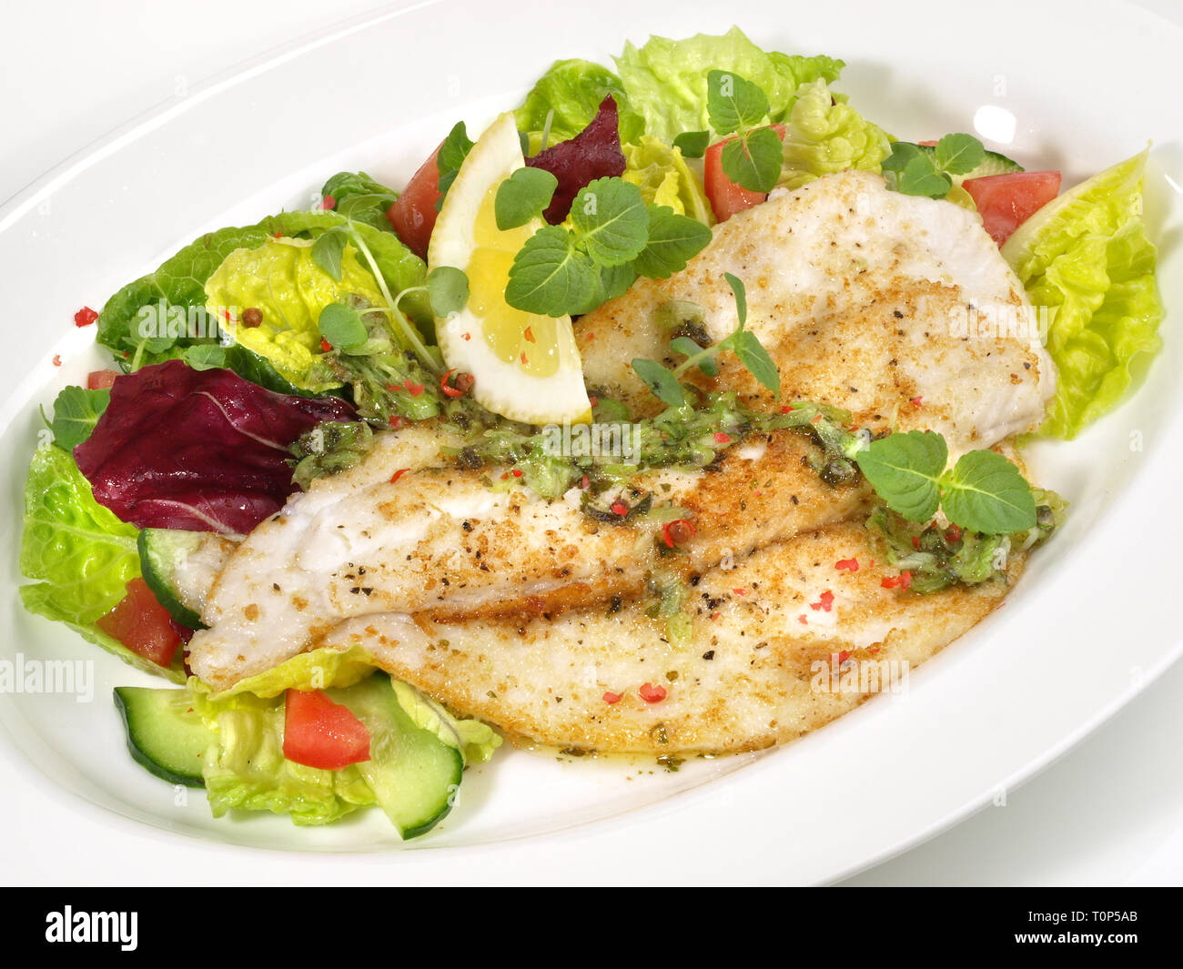 La Passera di mare Filetto di pesce con insalata Foto Stock