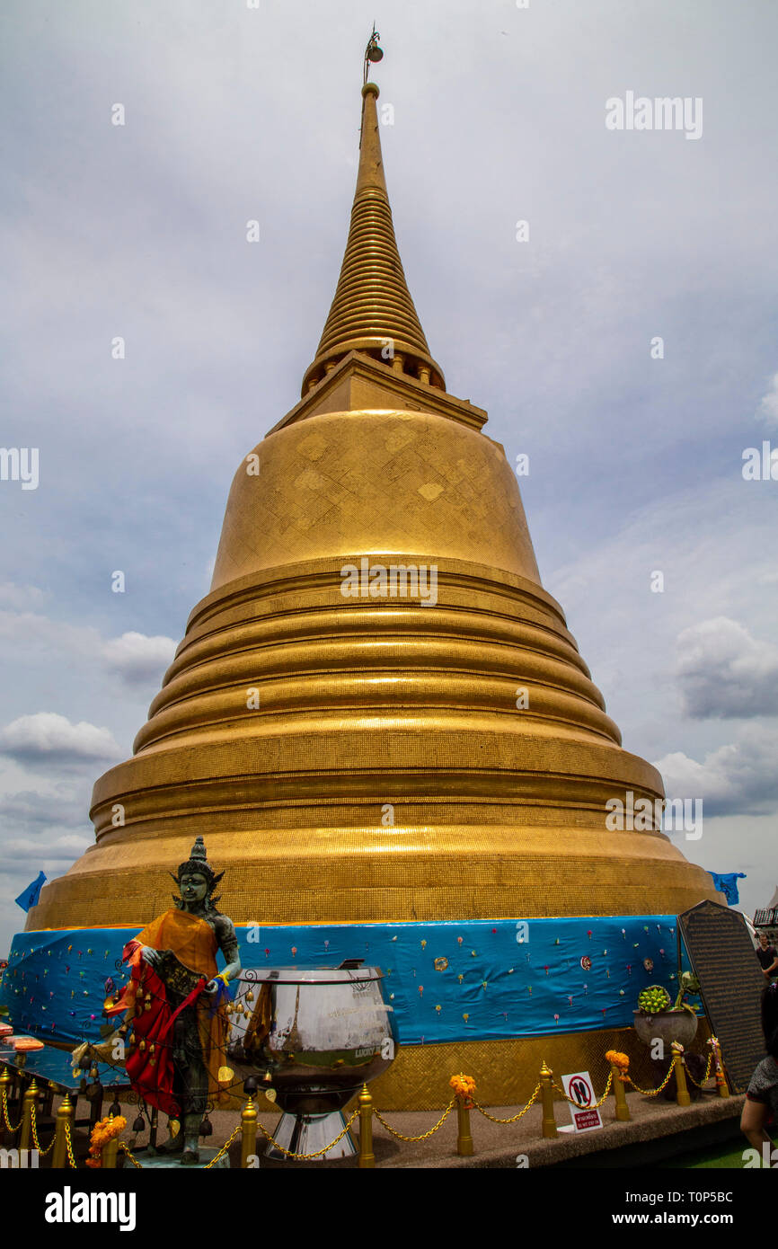 Tempio nel quartiere di Pom Prap Sattru Phai, il Wat Saket è stata costruita al tempo del Regno Di Ayutthaya, prima di essere rinnovato e rinominare Foto Stock