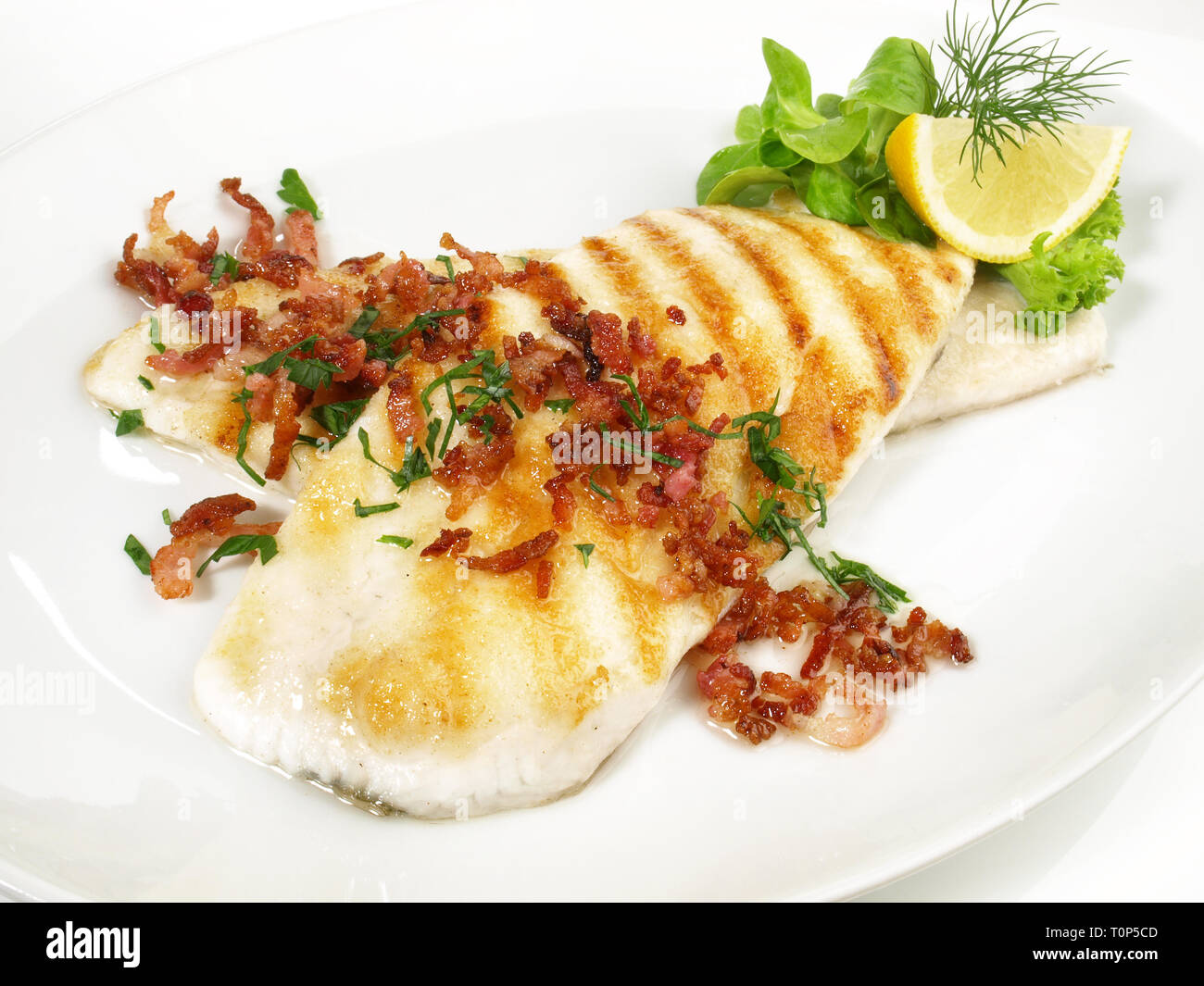 Grigliata di passera di mare Filetto di pesce con pancetta Foto Stock
