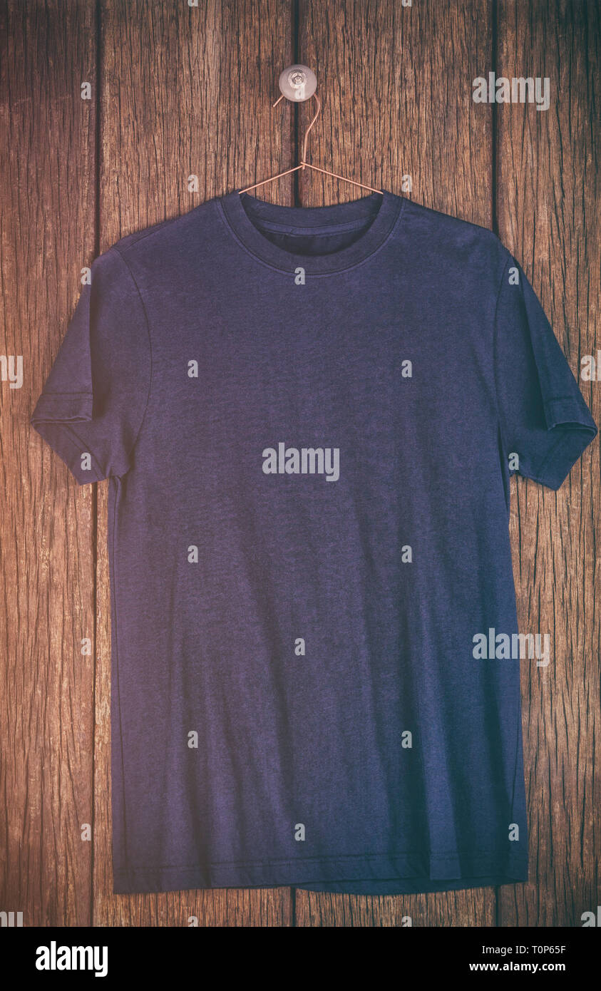 Navy Blue t-shirt su appendiabiti Foto Stock