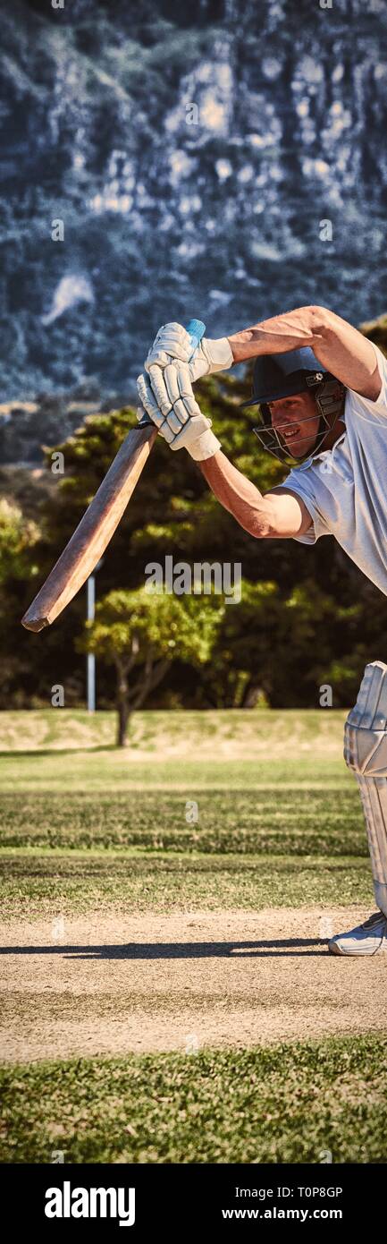 Giocatore di cricket a giocare sul campo durante la giornata di sole Foto Stock