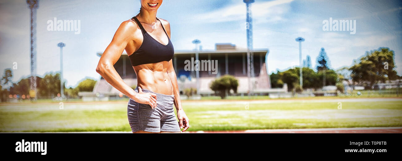 Ritratto di atleta femminile in piedi con le mani sui fianchi Foto Stock