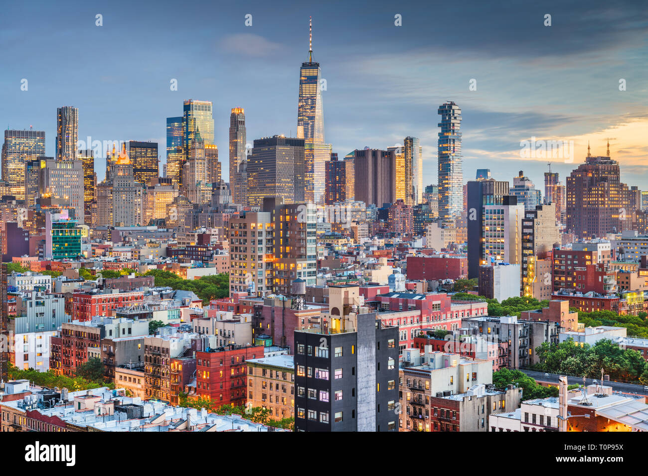 New York, New York, Stati Uniti d'America downtown skyline della città oltre il Lower East Side al crepuscolo. Foto Stock