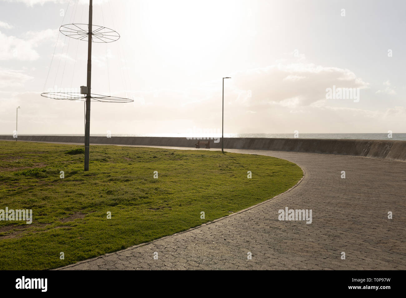 Vista frontale dei lampioni sulla linea costiera contro il cielo blu Foto Stock